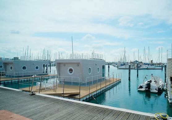 L’immagine di una delle house boat presenti alla darsena