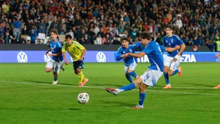 Il gol su rigore realizzato da Tommaso Berti in Italia-Svezia 4-0 giocata a Cesena (foto Gianmaria Zanotti)
