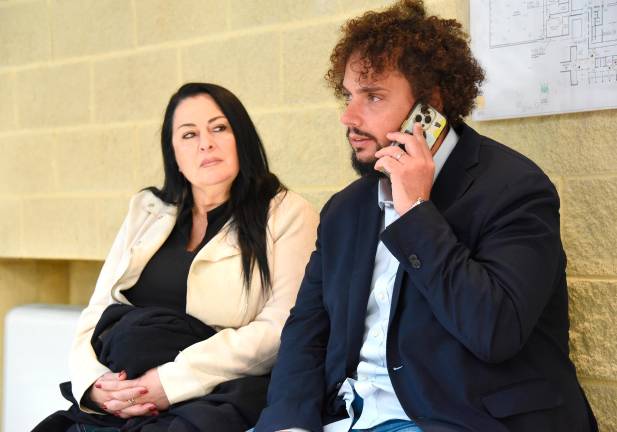 Manuela Bianchi con il suo consulente legale Davide Barzan (Migliorini)