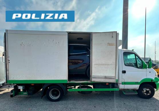 Cattolica, usa il camion frigo per trasportare un Suv in autostrada: multa di oltre 10mila euro