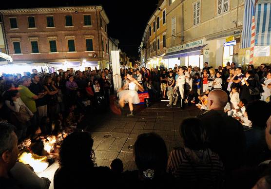 Festival di Santarcangelo declassato, fondi governativi a rischio. Il sindaco: «Attacco alla libertà di espressione”. Colombo (FdI): «Soddisfatta»
