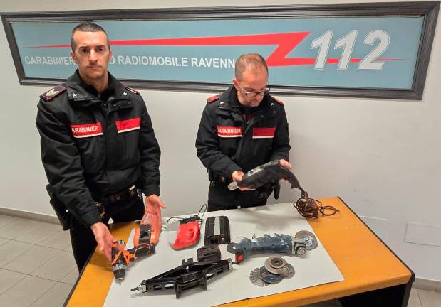 Ravenna, nello zaino aveva il trapano, l’avvitatore e il kit del ladro: 43enne arrestato