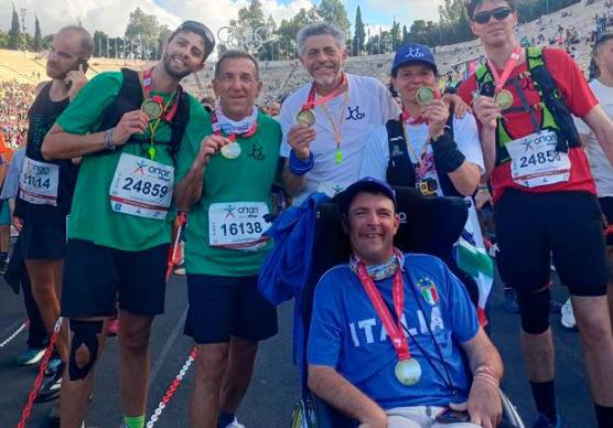 Gioele Imolesi con i cinque amici che lo hanno accompagnato in Grecia