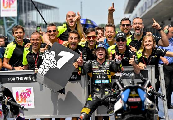 Motociclismo, Bezzecchi: “Ecco perché sono rimasto con Valentino Rossi” VIDEO