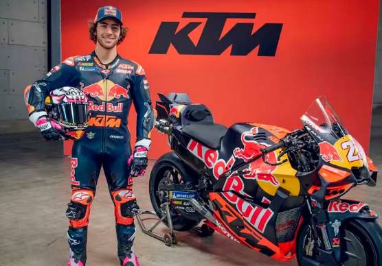 Il riminese Enea Bastianini con la Ktm Rc16 del team Tech 3 durante la presentazione ufficiale