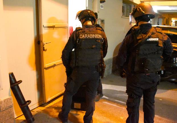 Rimini, sale sul tetto e vuole togliersi la vita: salvato dopo 25 ore di trattativa dai Carabinieri - Gallery