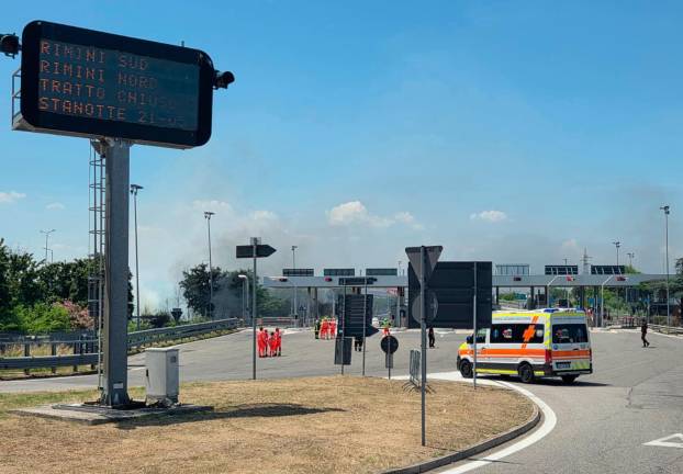 Riccione, incendio in autostrada: autocisterna a fuoco VIDEO