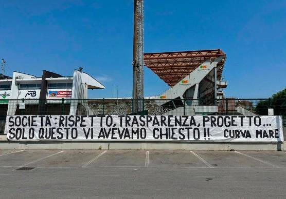 Lo striscione esposto ieri allo stadio (Zanotti)