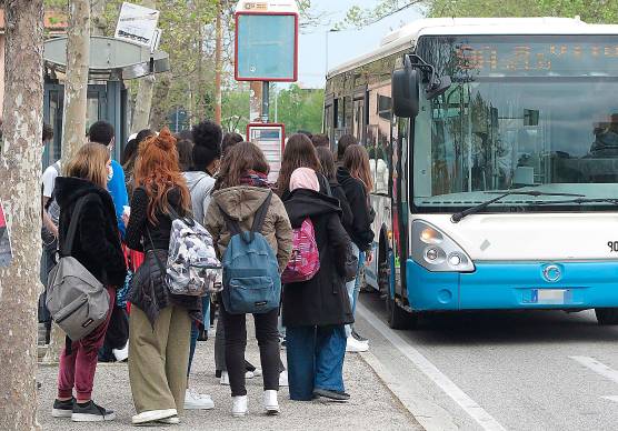 Rimini, “il bus di mia figlia costa più dei libri”: la protesta di un papà