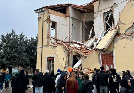 La falsa immagine, creata con l’intelligenza artificiale, dell’Istituto tecnico agrario “Garibaldi” semi distrutto dal terremoto