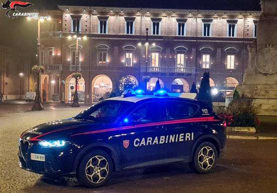 Forlì, gli trovano bastoni da difesa e taser durante un controllo stradale: denuncia e sequestro