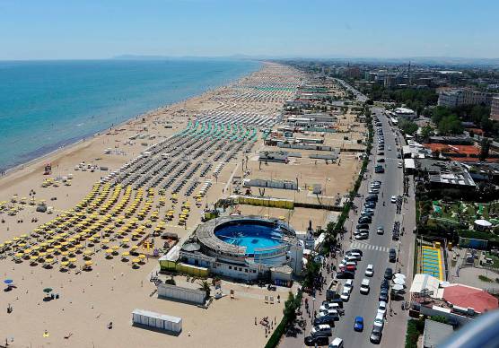 In ballo ci sono gli indennizzi per i bagnini che potrebbero perdere gli stabilimenti balneari con le evidenze pubbliche