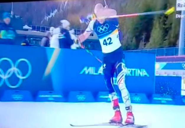 Lancia la bandana e va all’attacco: l’omaggio a Pantani del francese Jacquelin alle Olimpiadi nel biathlon