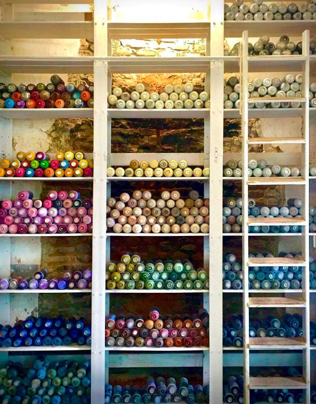 Santarcangelo, Eron dona oltre 800 bombolette al centro giovani Labo380