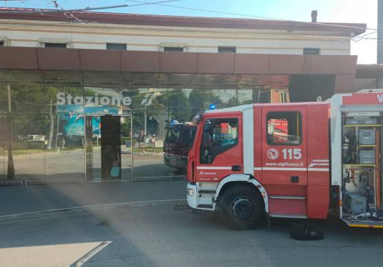 L’intervento dei vigili del fuoco alla stazione di Riccione (Fotoservizio Manuel Migliorini)