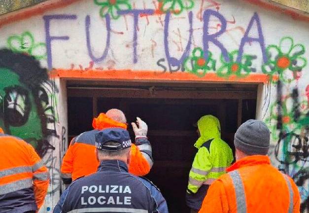 Santarcangelo, bivacco con materassi nel deposito attrezzi dell’area verde: interviene la Polizia Locale