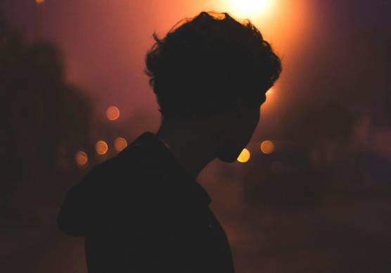 Il 21enne deve rispondere di plurimi episodi di violenza sessuale anche nei confronti di minori, produzione di materiale pedopornografico, violazione di provvedimenti restrittivi e spaccio di stupefacenti (archivio)