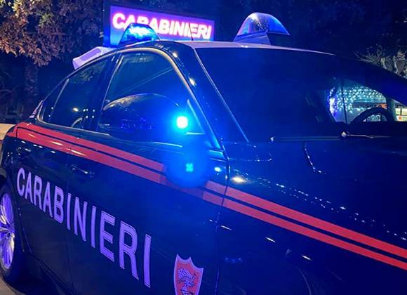 Un’automobile dei Carabinieri davanti a una caserma nella foto notturna di repertorio