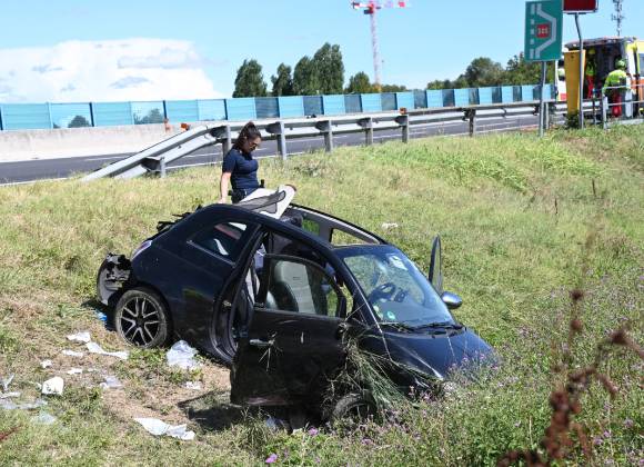 Forlì. Incidente in A14: auto esce di strada e si rovescia più volte ...