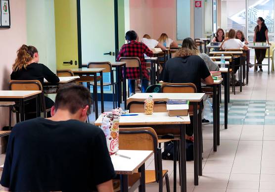 Studenti durante un compito in classe