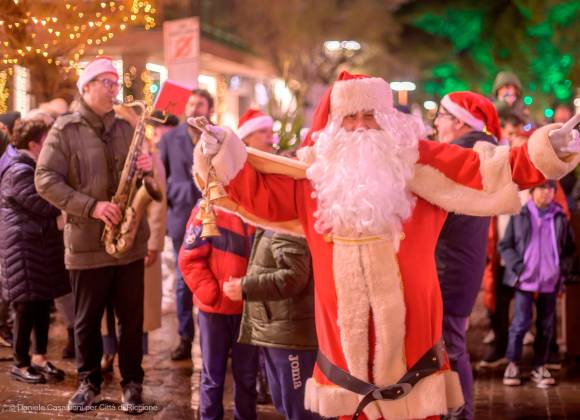 Babbo Natale è arrivato a Riccione con i lama Luna, Terra e Forza
