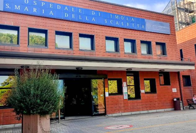 Imola, nuove minacce alle lavoratrici del bar dell’ospedale la domenica di Pasqua: “La situazione non è più tollerabile”