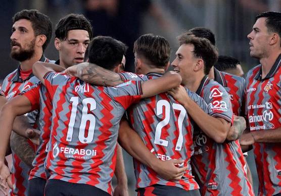 Tommaso Berti e i giocatori della Cremonese esultano per il successo sul Padova (foto uscremonese.it)