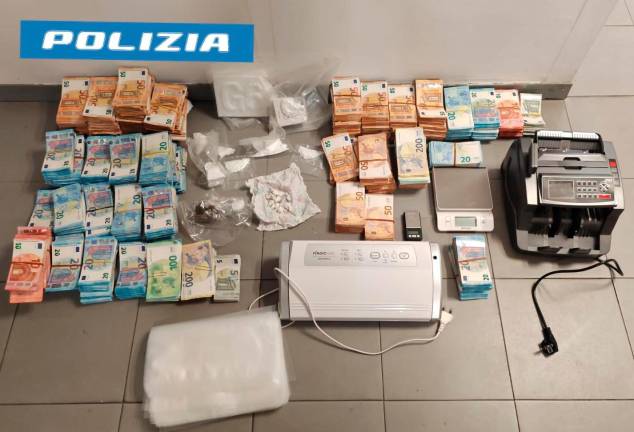 Il denaro e lo stupefacente sequestrati