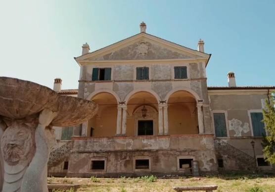 La facciata della Villa Carolina nella odierne condizioni