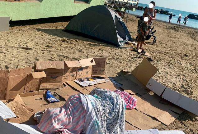 Cesenatico, per Ferragosto vogliono campeggiare in spiaggia: nomadi allontanati dalla Polizia
