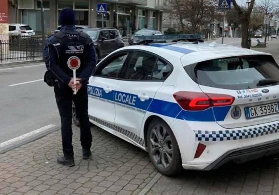 Gatteo, frena bruscamente davanti alla Polizia Locale e dice: “Ho dimenticato la patente a casa”, ma la signora non l’ha mai avuta