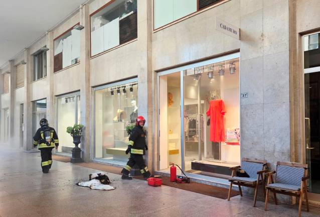 Riccione, incendio alla boutique in viale Ceccarini, il titolare intossicato dal fumo - Gallery