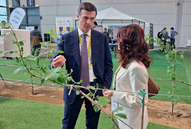 Il presidente di Coldiretti Ettore Prandini al Macfrut di Rimini mentre visita i nuovi impianti di irrigazione della Irritec con la CSO di Irritec Group Giulia Giuffré