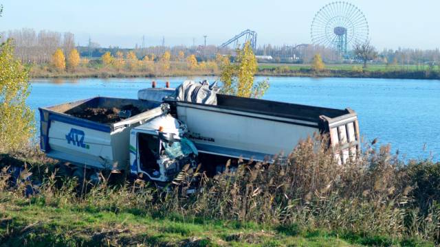 Ravenna, incidente: tragico frontale tra due camion, un morto e un ...