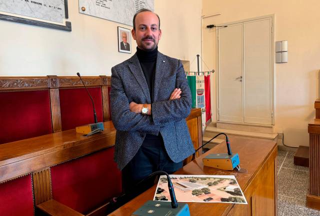 Il sindaco Nicola Dellapasqua con il progetto della piscina