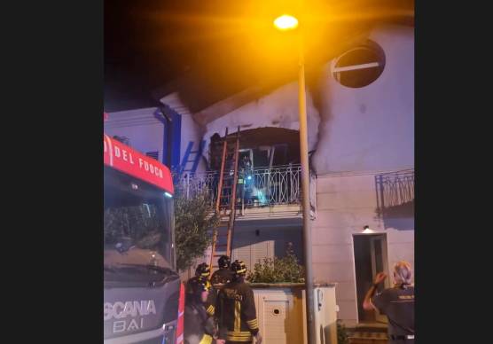 San Mauro Pascoli, incendio nella notte: una famiglia si rifugia sul tetto, poi è salvata dai Vigili del Fuoco