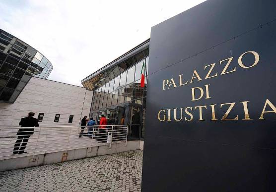 Rimini. Turista 66enne tenta di baciare una stagista in albergo, chiesti 5 mesi di reclusione per tentata violenza sessuale