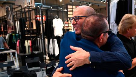 Il presidente Gianfranco Cappelli abbraccia il tecnico Nicola Campedelli nel giorno della presentazione alla stampa (Blaco)