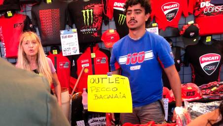 “Outlet Bagnaia”: anche le bancarelle di Misano seguono il mercato piloti