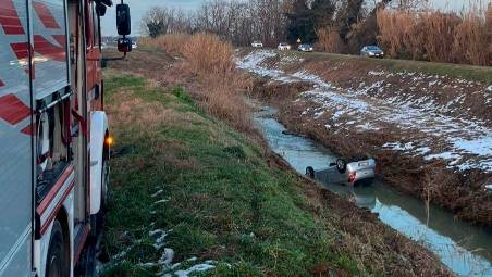Gatteo, incidente: l’auto si ribalta e finisce nel fiume