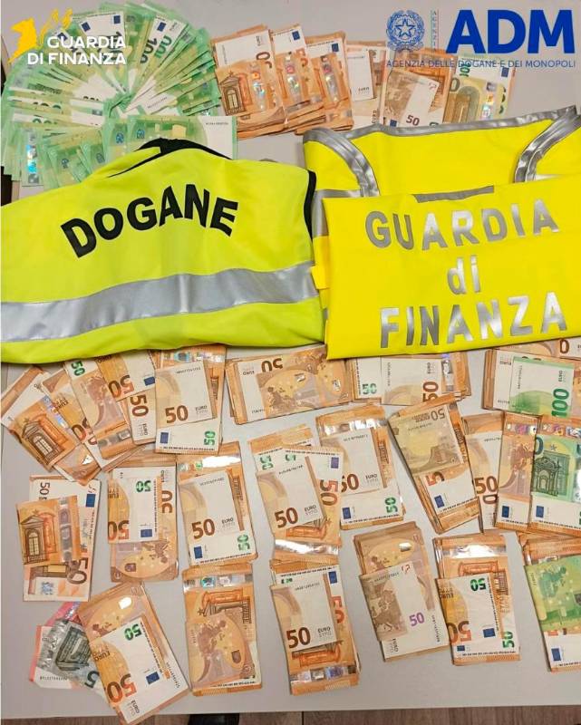 Forlì, “nulla da dichiarare”, ma la passeggera all’aeroporto aveva 36mila euro in contanti
