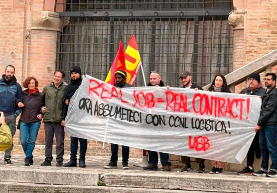 La manifestazione in piazza Cavour