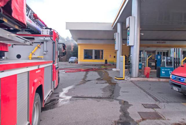 Ravenna, incendio al distributore: pronto intervento dei Vigili del Fuoco, pompe chiuse per motivi di sicurezza - Gallery