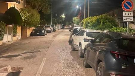 Le auto parcheggiate nonostante il divieto di sosta