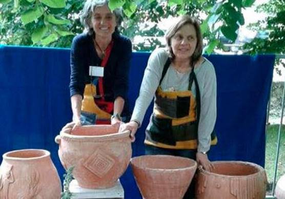 Grazia Grilli e Paola Farneti con alcuni dei loro vasi