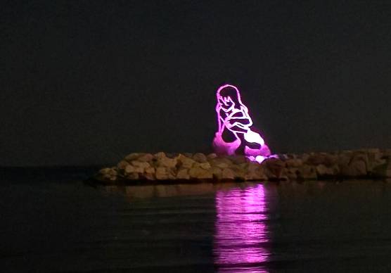 Milano Marittima, una sirena bambina alta sei metri illumina il porto canale