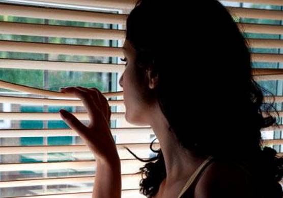 Rimini. Oltre 1.600 chiamate in quattro mesi all’ex moglie, poi l’incursione nell’hotel dove lavora: braccialetto per un 51enne e il suo “braccio destro”