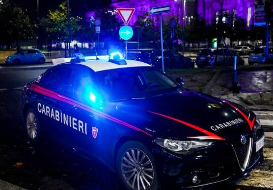 Lido di Classe, molesta i passanti vicino a uno stabilimento, arrivano i Carabinieri e si scopre che deve scontare quasi 4 anni per rapina