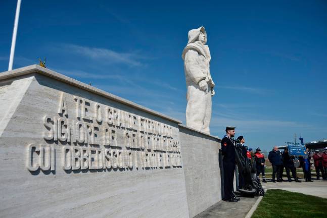 Ravenna, tolti i veli alla statua del marinaio, protesta contro l’impatto delle navi da crociera - Gallery