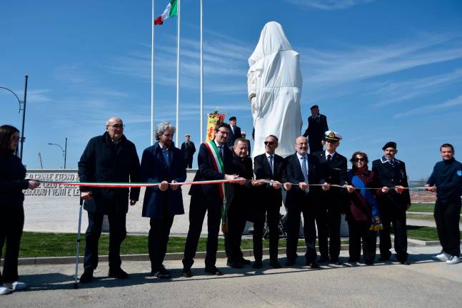 Ravenna, tolti i veli alla statua del marinaio, protesta contro l’impatto delle navi da crociera - Gallery